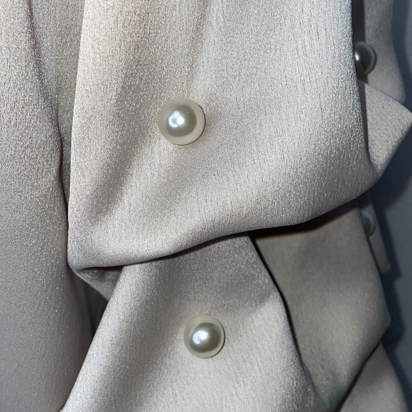 Roz & Ali Ruffle Sleeve on or off shoulder top - Picture 4 of 11